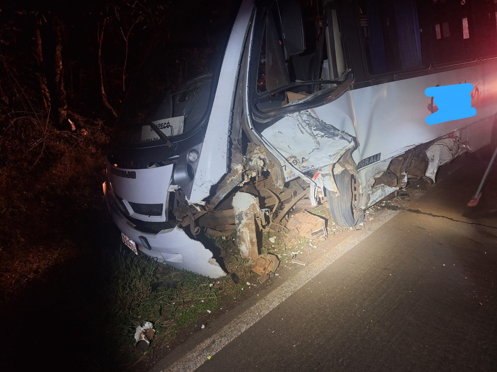Colisão frontal entre carro e micro-ônibus deixa motorista gravemente ferido