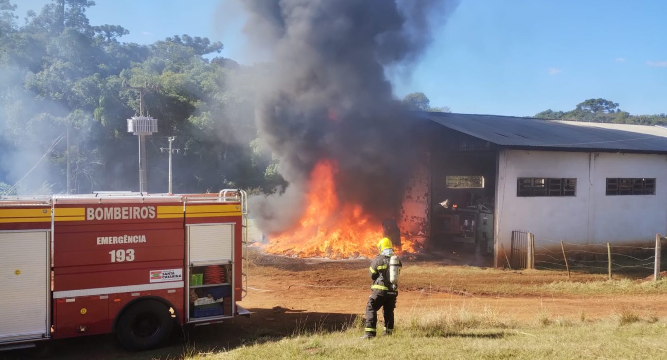 Incêndio em empresa de embalagens mobiliza Bombeiros e Defesa Civil no interior de São Domingos