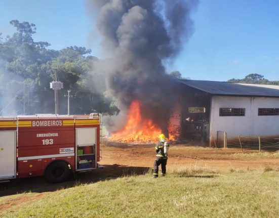 Incêndio em empresa de embalagens mobiliza Bombeiros e Defesa Civil no interior de São Domingos