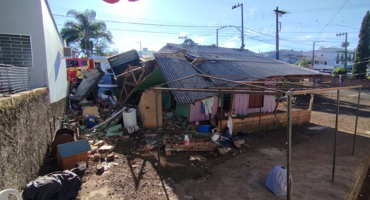Casa e veículos ficaram destruídos no acidente - Fotos Corpo de Bombeiros
