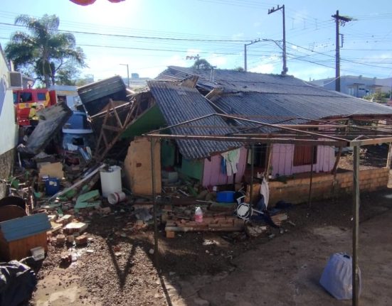 Casa e veículos ficaram destruídos no acidente - Fotos Corpo de Bombeiros