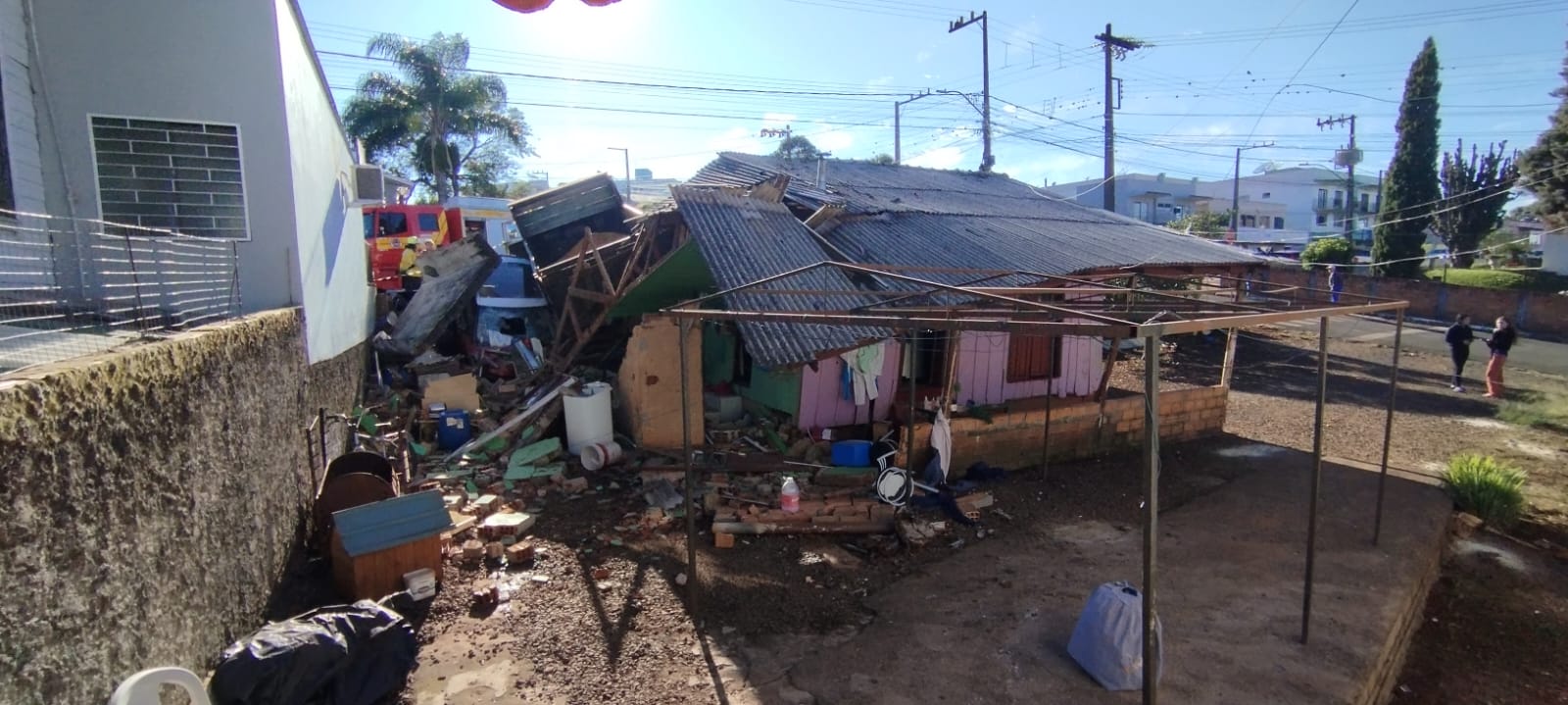 Casa e veículos ficaram destruídos no acidente - Fotos Corpo de Bombeiros