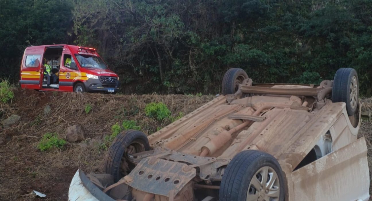 Motorista é levado ao hospital após capotamento na SC-163 em Itapiranga