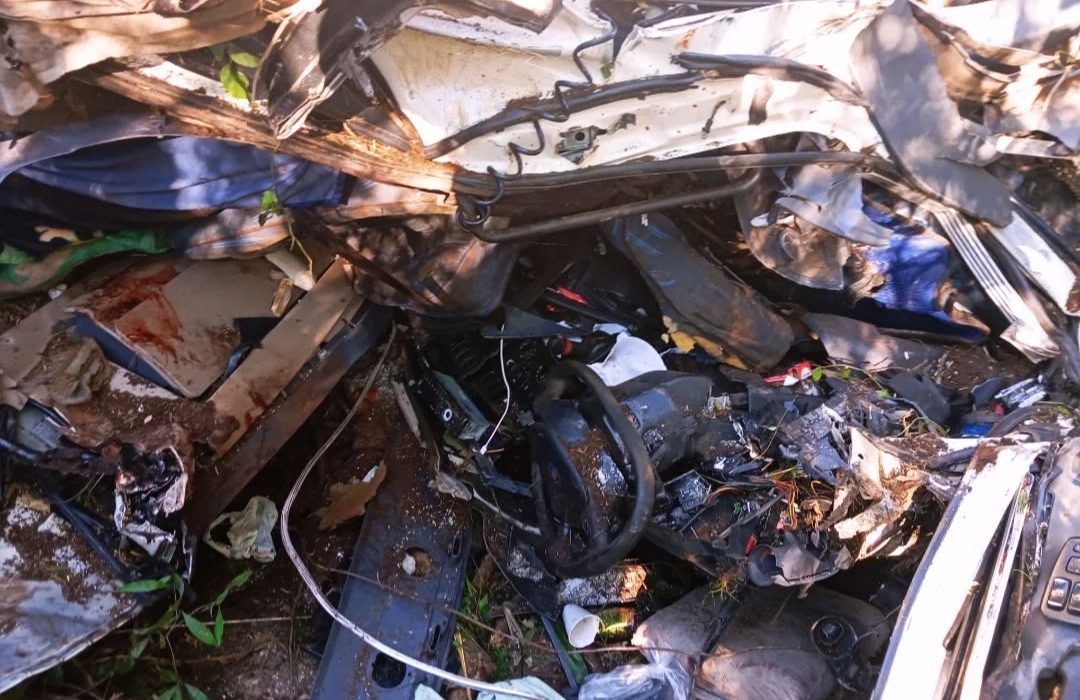 Carreta saiu da pista e capotou em uma ribanceira - Foto Divulgação Oeste Mais Redes sociais