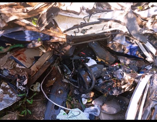 Carreta saiu da pista e capotou em uma ribanceira - Foto Divulgação Oeste Mais Redes sociais