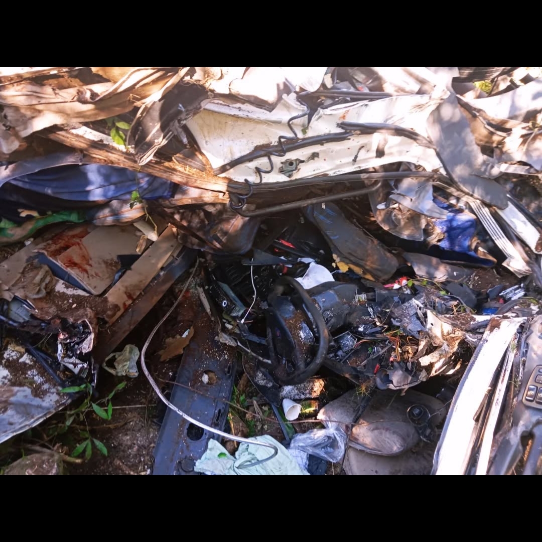 Carreta saiu da pista e capotou em uma ribanceira - Foto Divulgação Oeste Mais Redes sociais