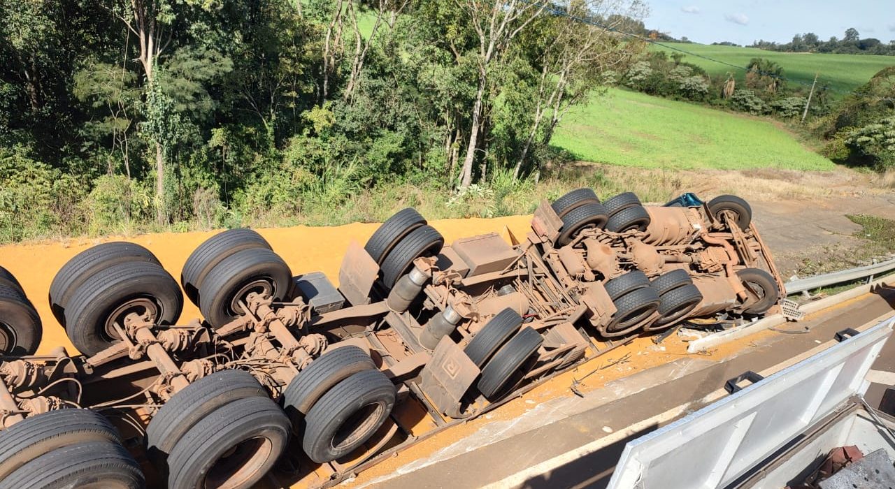 Veículo saiu da pista e tombou no trevo de acesso entre os municípios de Maravilha e Cunha Porã - Fotos Corpo de Bombeiros