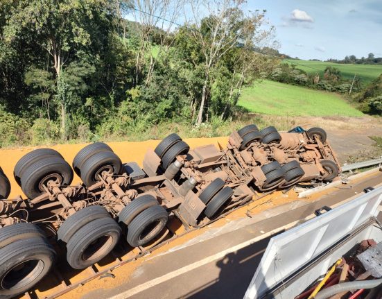 Veículo saiu da pista e tombou no trevo de acesso entre os municípios de Maravilha e Cunha Porã - Fotos Corpo de Bombeiros