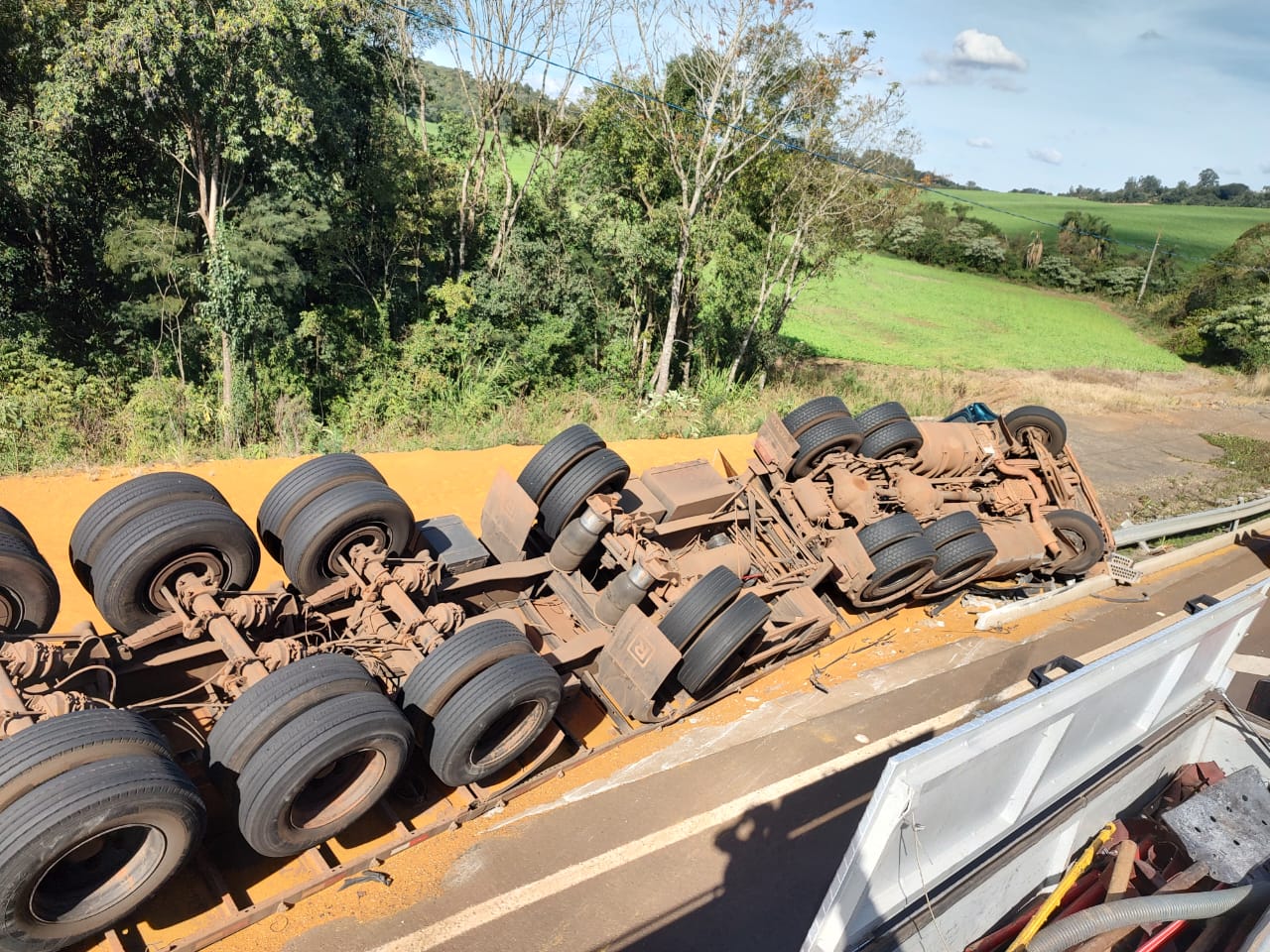 Veículo saiu da pista e tombou no trevo de acesso entre os municípios de Maravilha e Cunha Porã - Fotos Corpo de Bombeiros