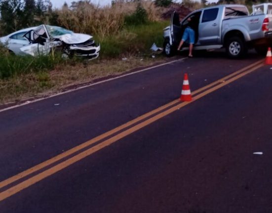 Segundo a PMRv, motorista de 18 anos perdeu o controle do veículo em uma curva e invadiu a pista contrária antes da colisão frontal - Foto PMRv