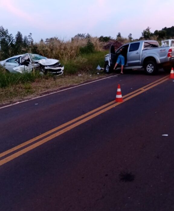 Segundo a PMRv, motorista de 18 anos perdeu o controle do veículo em uma curva e invadiu a pista contrária antes da colisão frontal - Foto PMRv