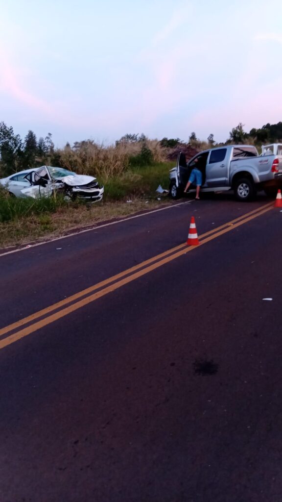 Segundo a PMRv, motorista de 18 anos perdeu o controle do veículo em uma curva e invadiu a pista contrária antes da colisão frontal - Foto PMRv
