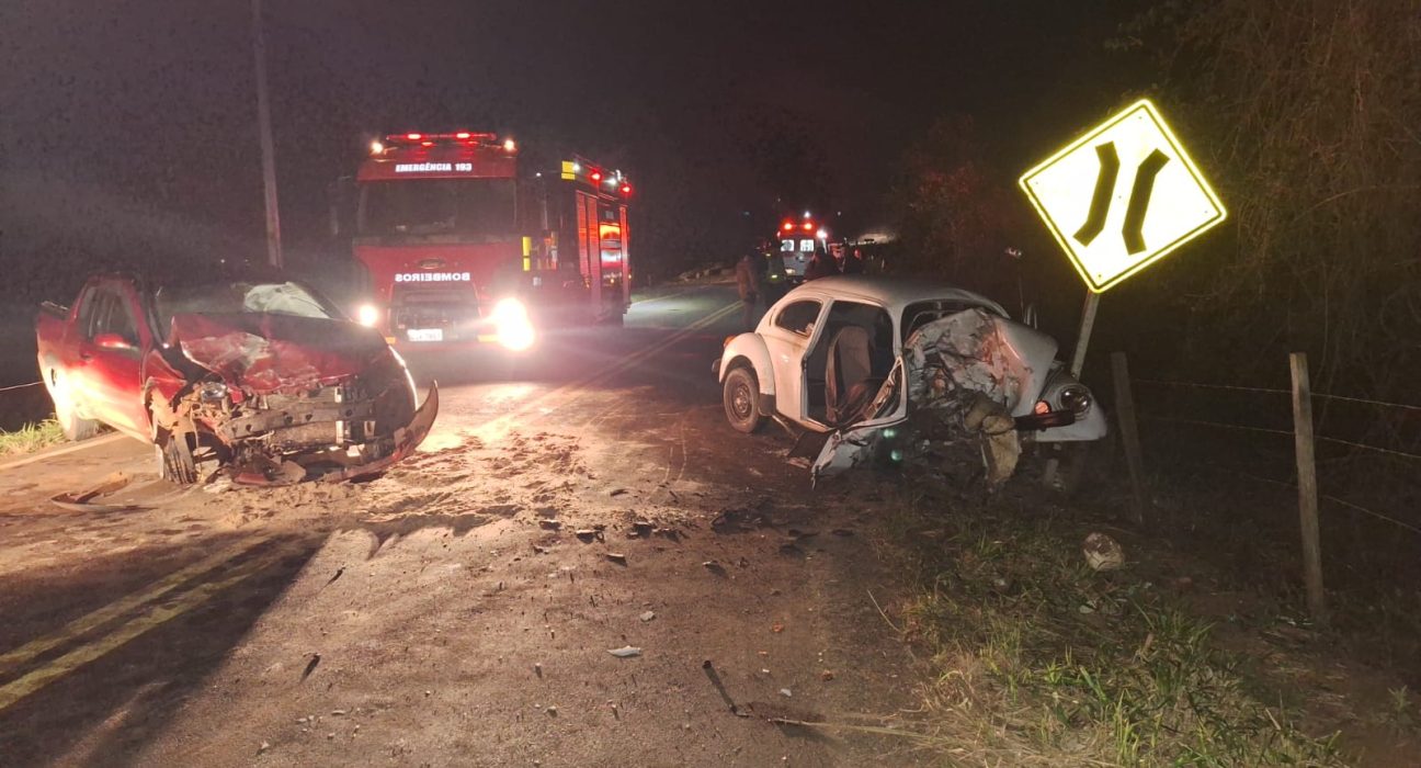 Colisão frontal entre carro e Fusca deixa três feridos em Entre Rios
