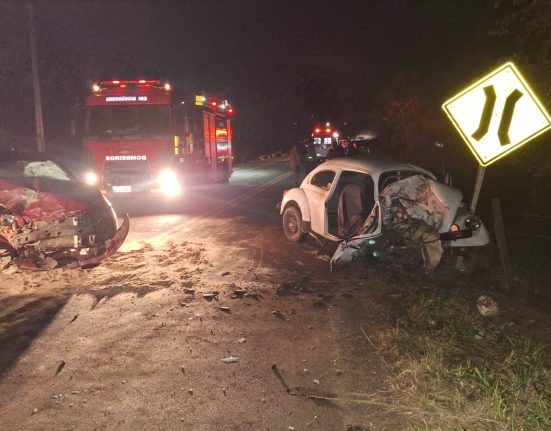 Colisão frontal entre carro e Fusca deixa três feridos em Entre Rios