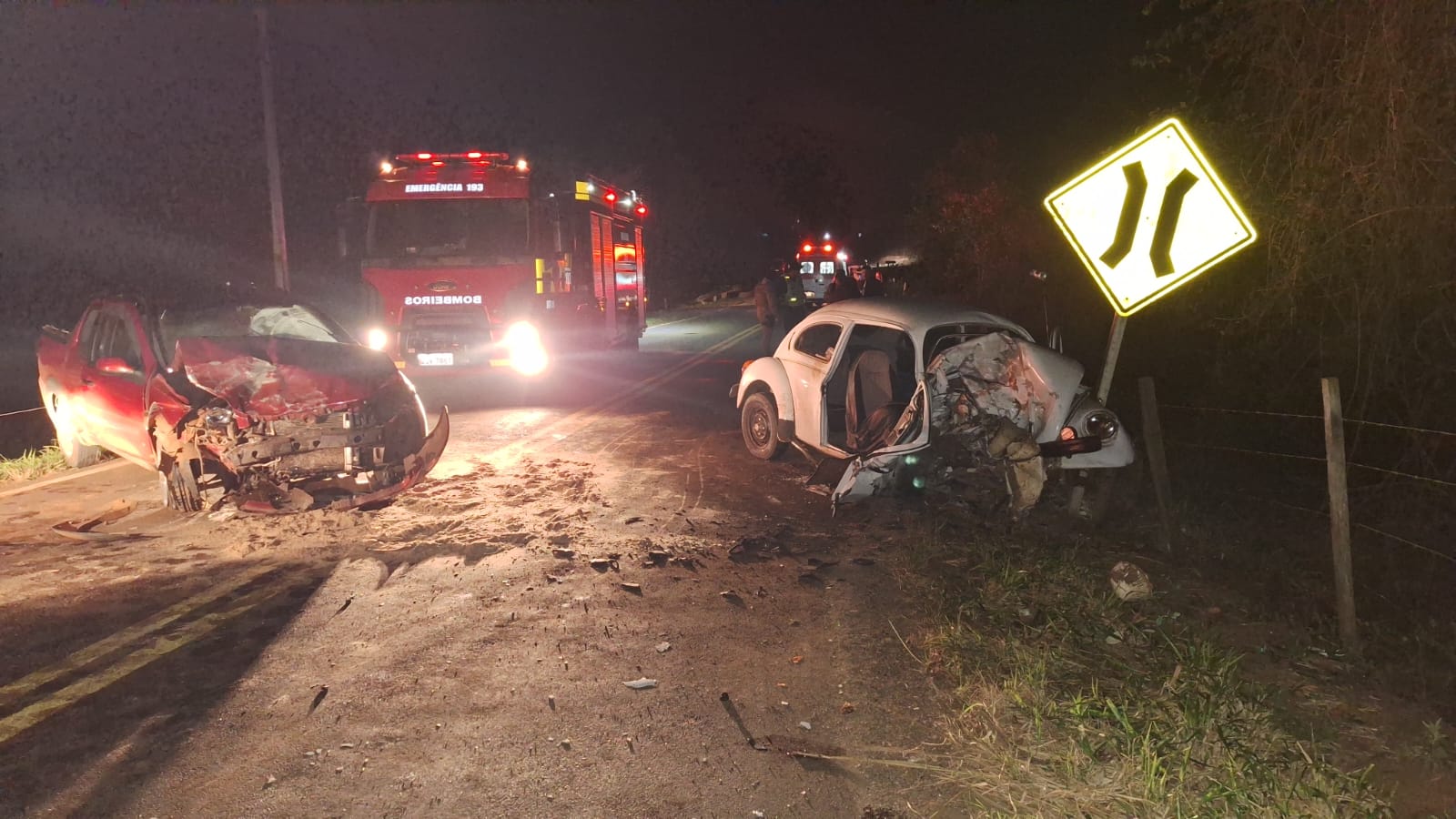 Colisão frontal entre carro e Fusca deixa três feridos em Entre Rios