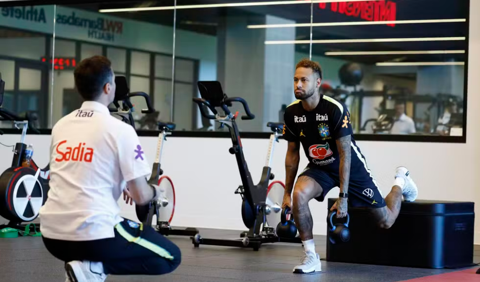 Neymar, em fisioterapia na Seleção — Foto: Rafael Ribeiro/CBF