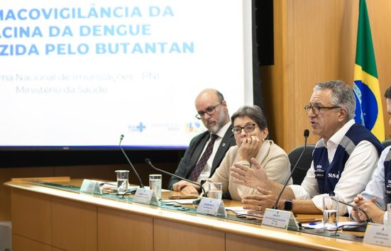 Ministério da Saúde suspende temporariamente vacinação contra dengue do Butantan para investigação