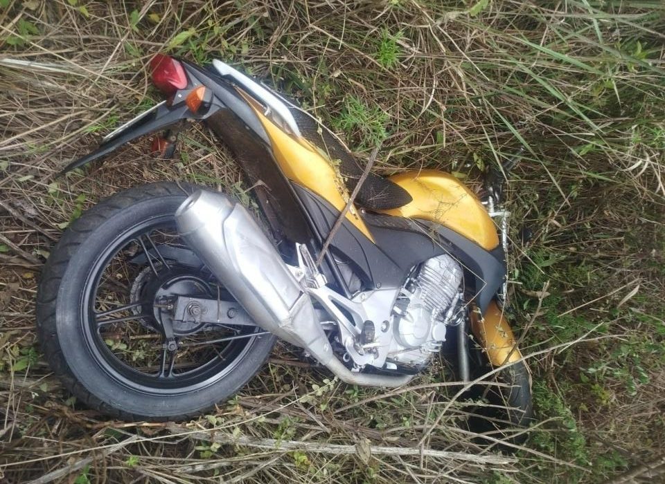A vítima foi encontrada morta ao lado de uma motocicleta – Fotos PM e Oeste Mais