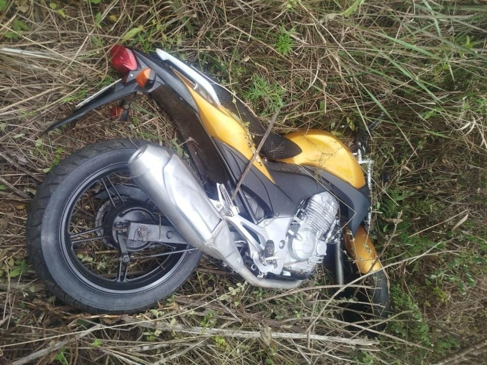 A vítima foi encontrada morta ao lado de uma motocicleta – Fotos PM e Oeste Mais