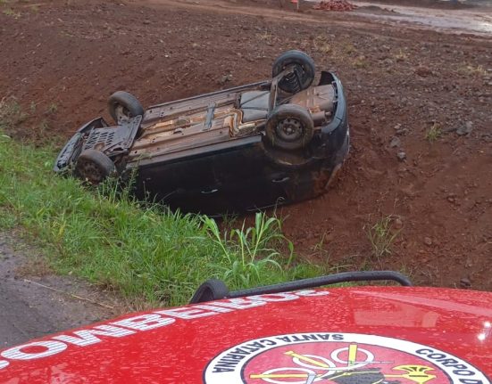 Motorista é resgatada após capotamento na BR-158