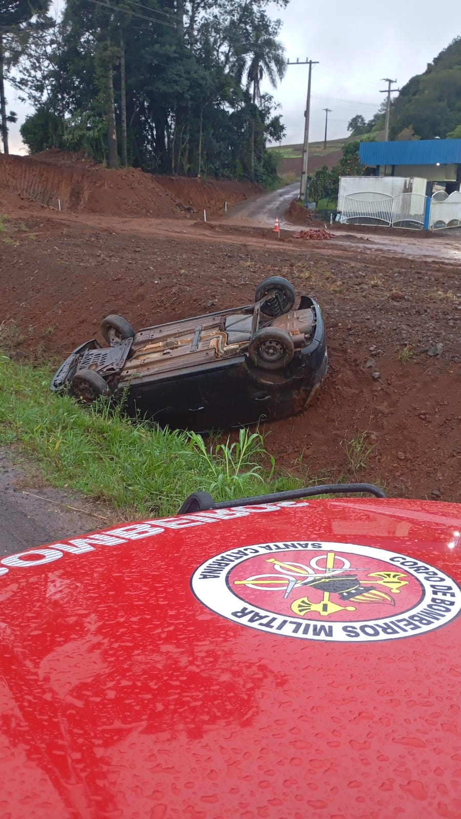 Motorista é resgatada após capotamento na BR-158