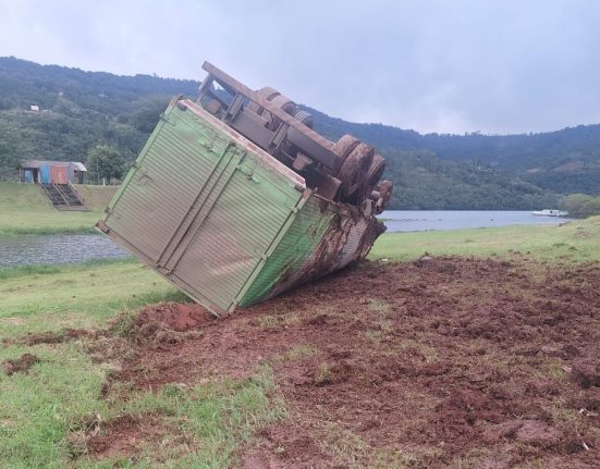 O caminhão capotou no acidente - Foto PMRv