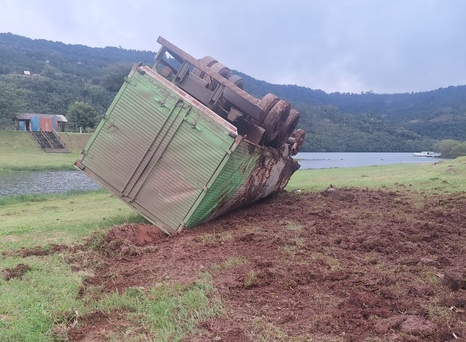 O caminhão capotou no acidente - Foto PMRv