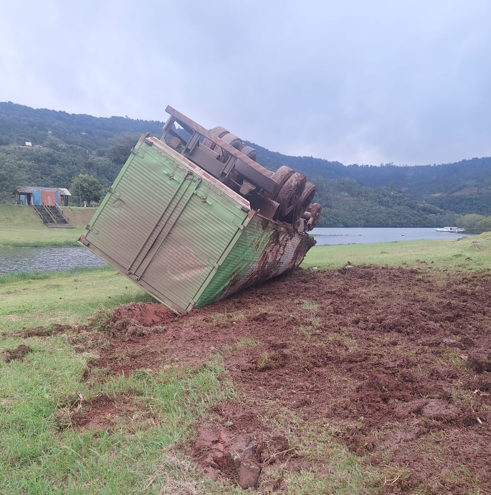O caminhão capotou no acidente - Foto PMRv