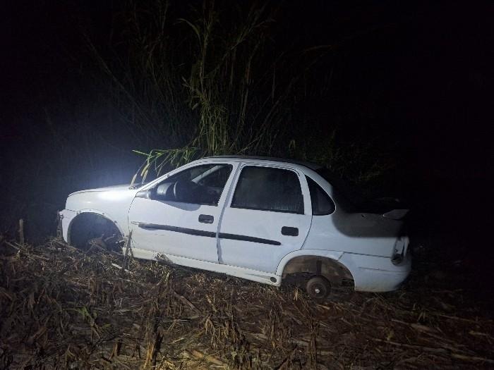Veículo estava abandonado em uma área de mata no interior de Xanxerê - Foto Polícia Militar