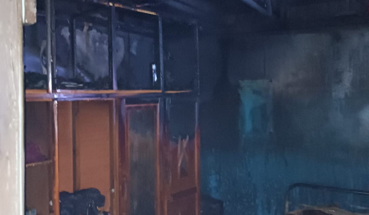 Fogo consumiu totalmente o pavimento inferior da residência; imóvel foi interditado até a realização da perícia - Fotos Divulgação CBSC