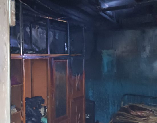 Fogo consumiu totalmente o pavimento inferior da residência; imóvel foi interditado até a realização da perícia - Fotos Divulgação CBSC