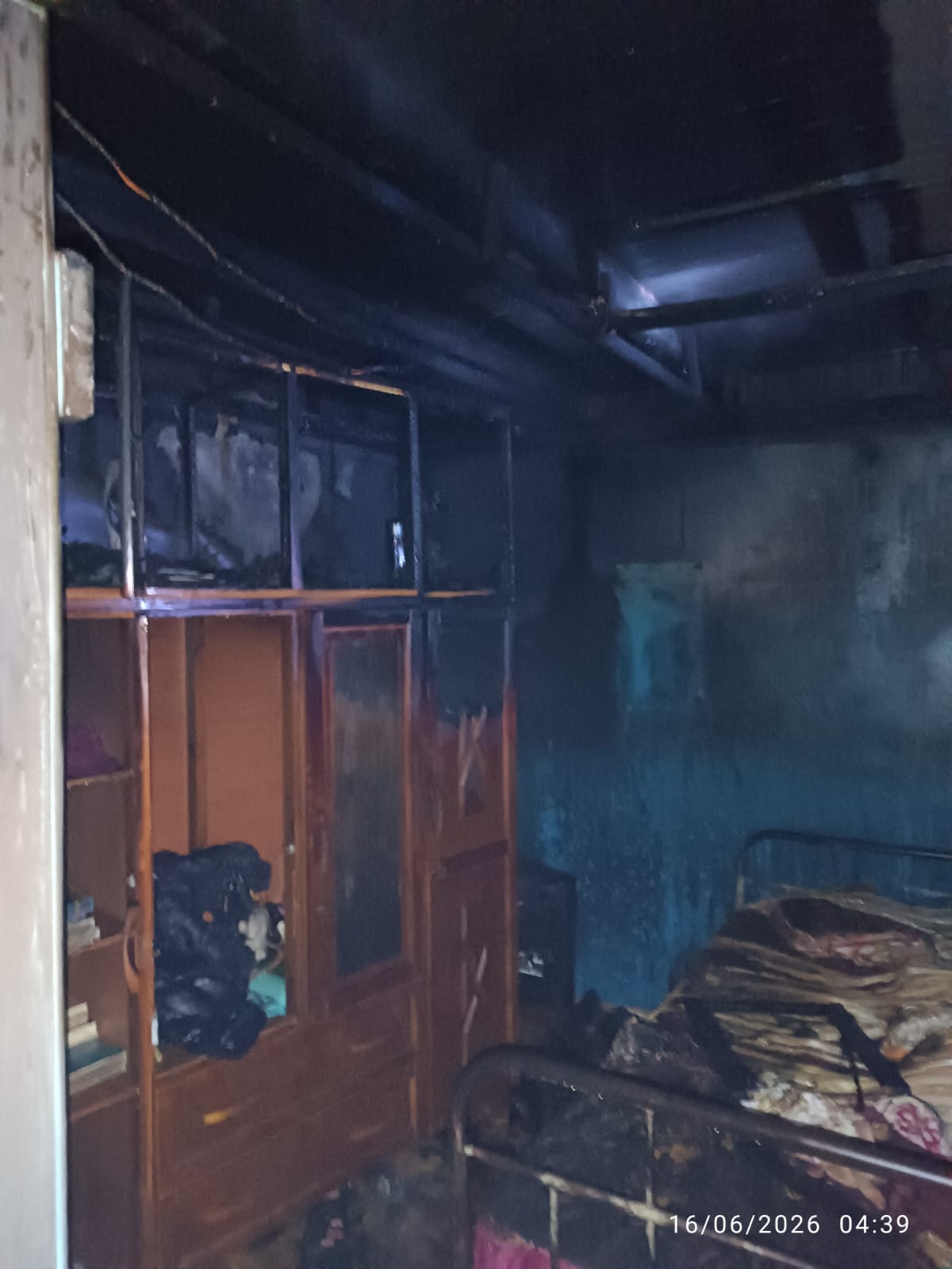 Fogo consumiu totalmente o pavimento inferior da residência; imóvel foi interditado até a realização da perícia - Fotos Divulgação CBSC