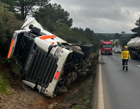 Veículo carregado com óleo vegetal saiu da pista e tombou às margens da rodovia; motorista recusou atendimento médico após avaliação - Fotos Divulgação CBSC
