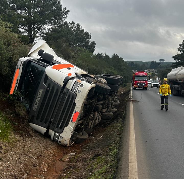 Veículo carregado com óleo vegetal saiu da pista e tombou às margens da rodovia; motorista recusou atendimento médico após avaliação - Fotos Divulgação CBSC
