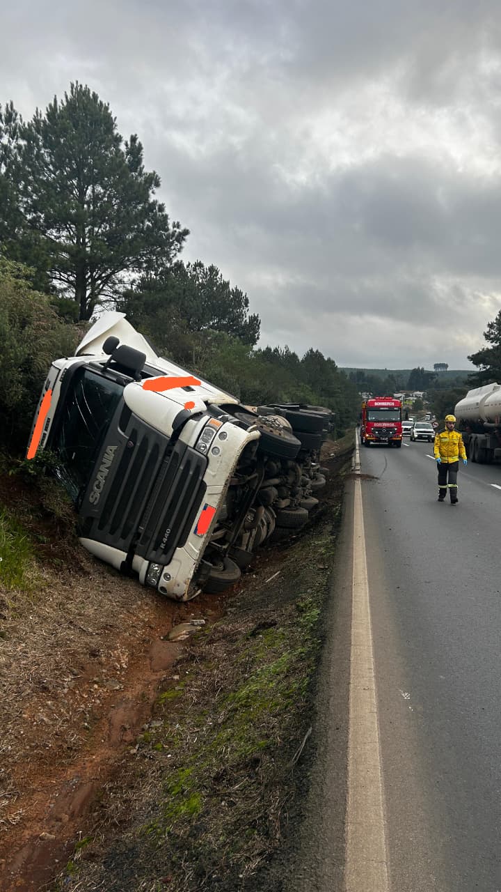 Veículo carregado com óleo vegetal saiu da pista e tombou às margens da rodovia; motorista recusou atendimento médico após avaliação - Fotos Divulgação CBSC