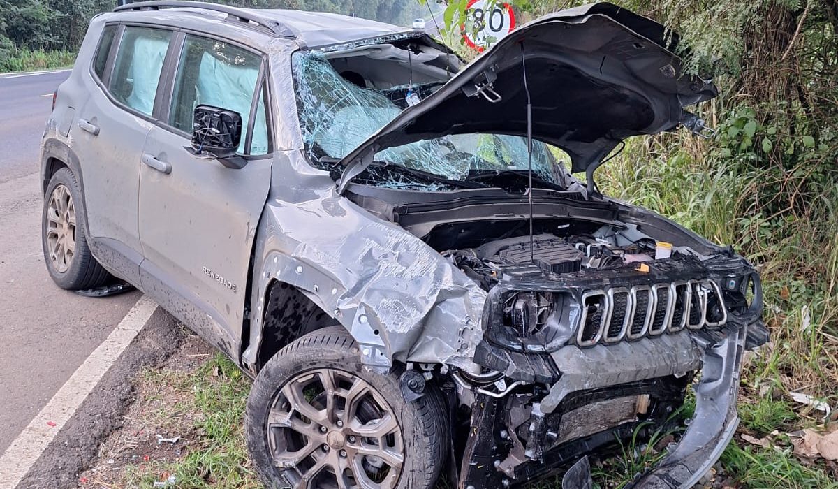 Colisão entre três veículos deixa dois feridos em Quilombo