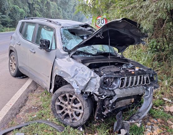 Colisão entre três veículos deixa dois feridos em Quilombo
