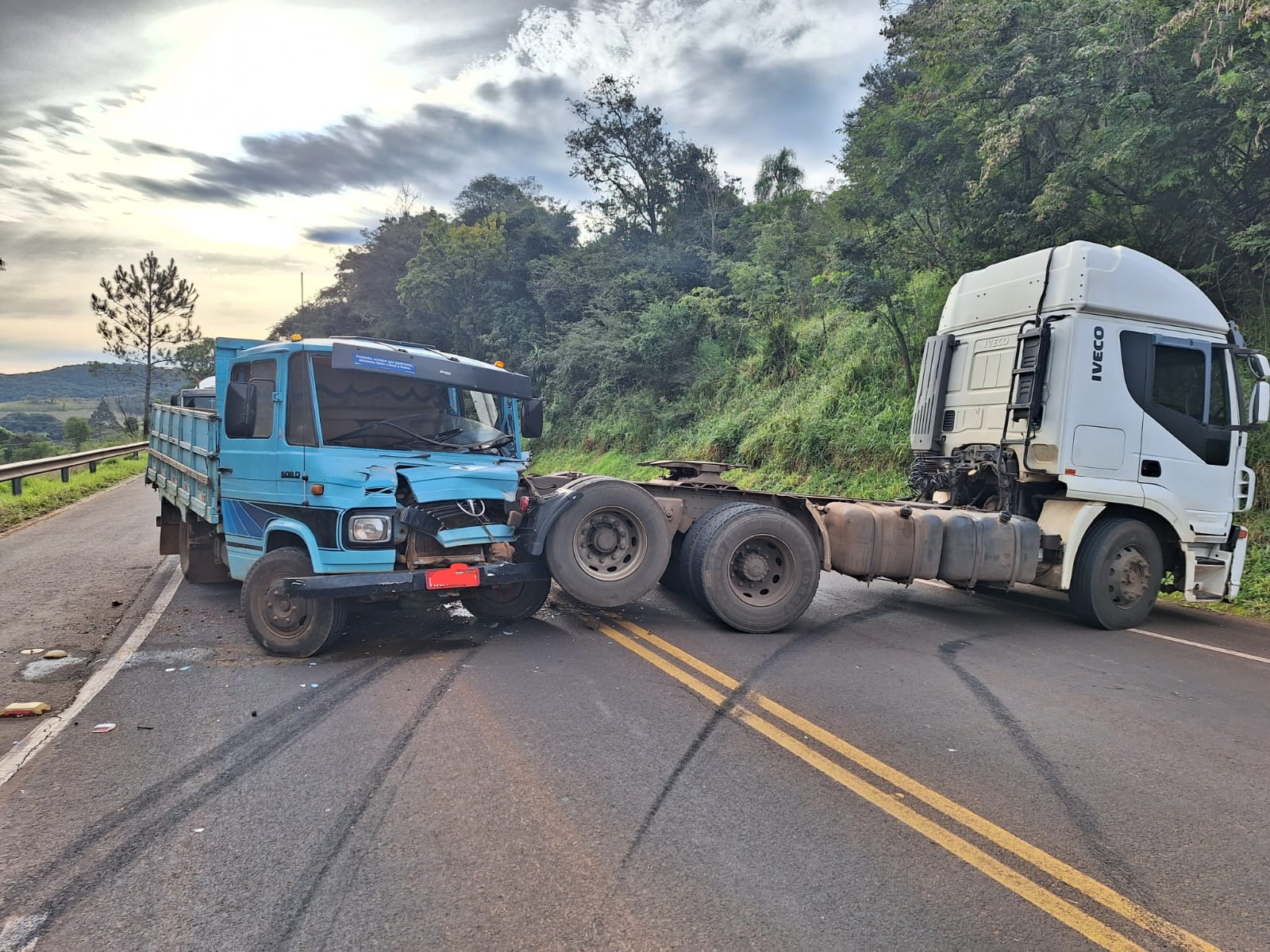 Acidente entre caminhões na SC-480 em Bom Jesus