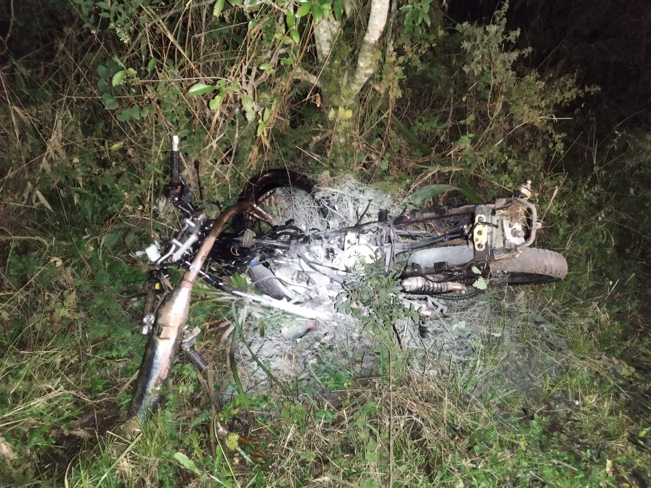 Jovem já não tinha mais sinais vitais quando as equipes de socorro chegaram ao local - Fotos Corpo de Bombeiros