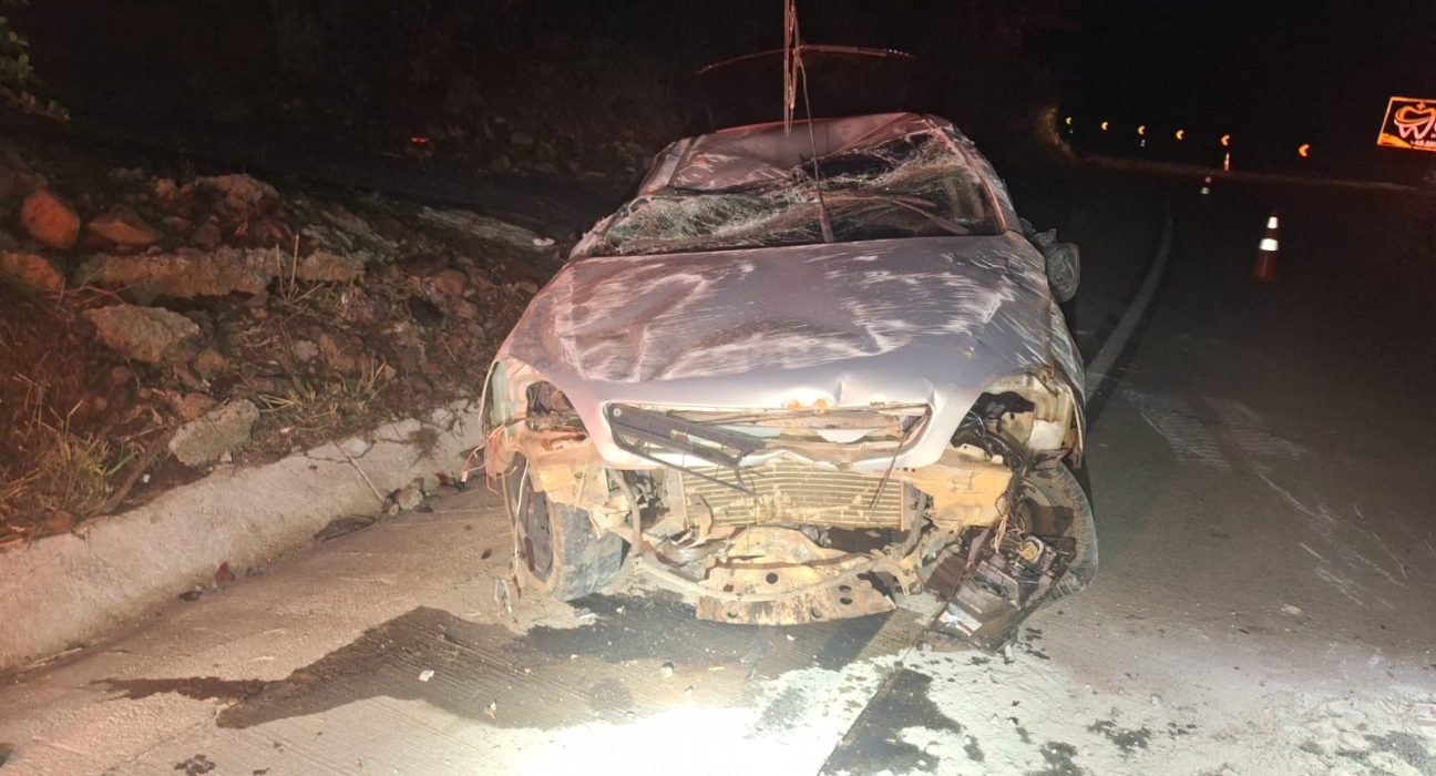 Carro capotou na madrugada desta segunda-feira - Foto PMRv