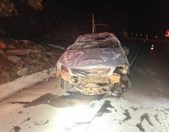 Carro capotou na madrugada desta segunda-feira - Foto PMRv