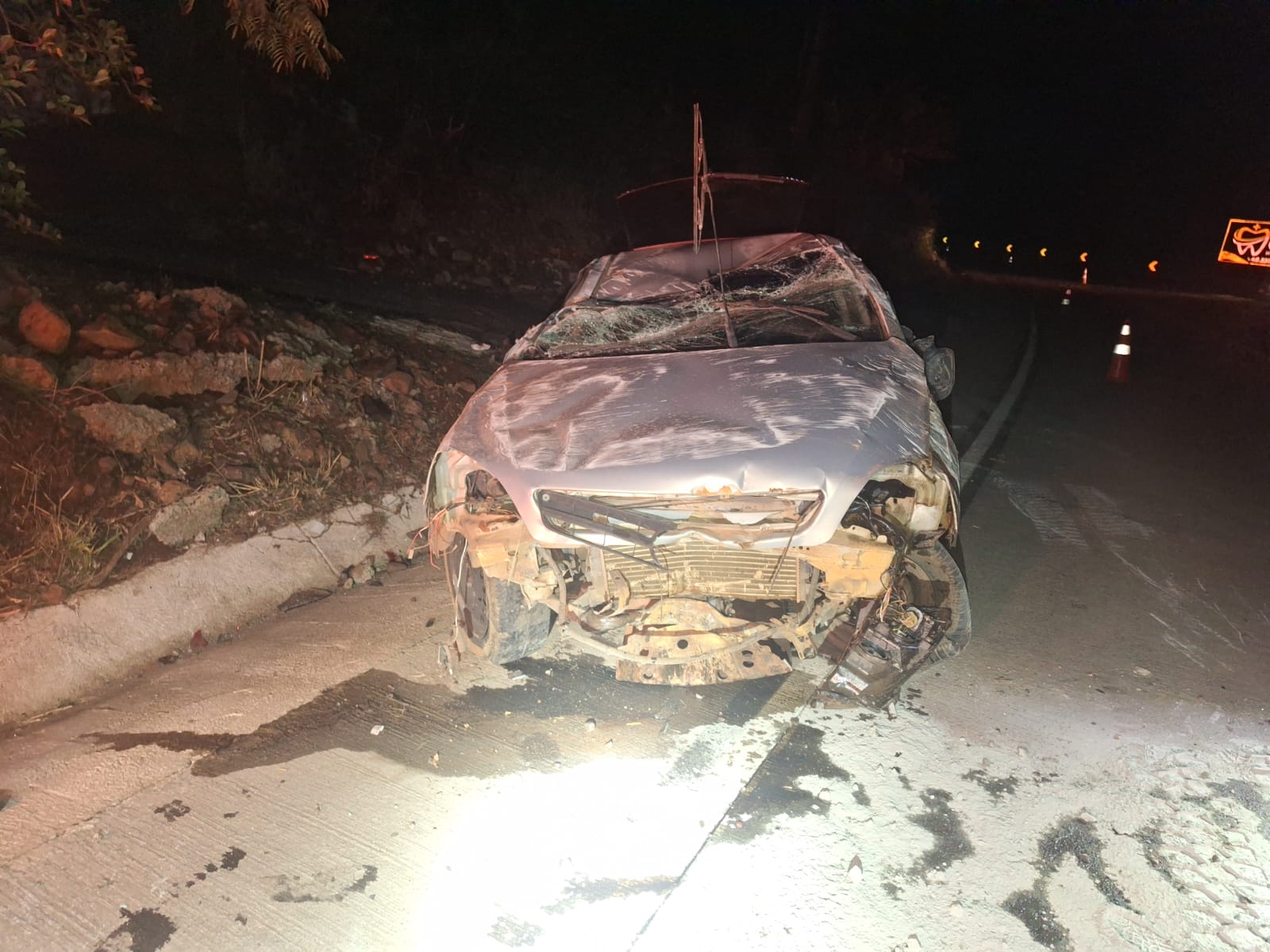 Carro capotou na madrugada desta segunda-feira - Foto PMRv