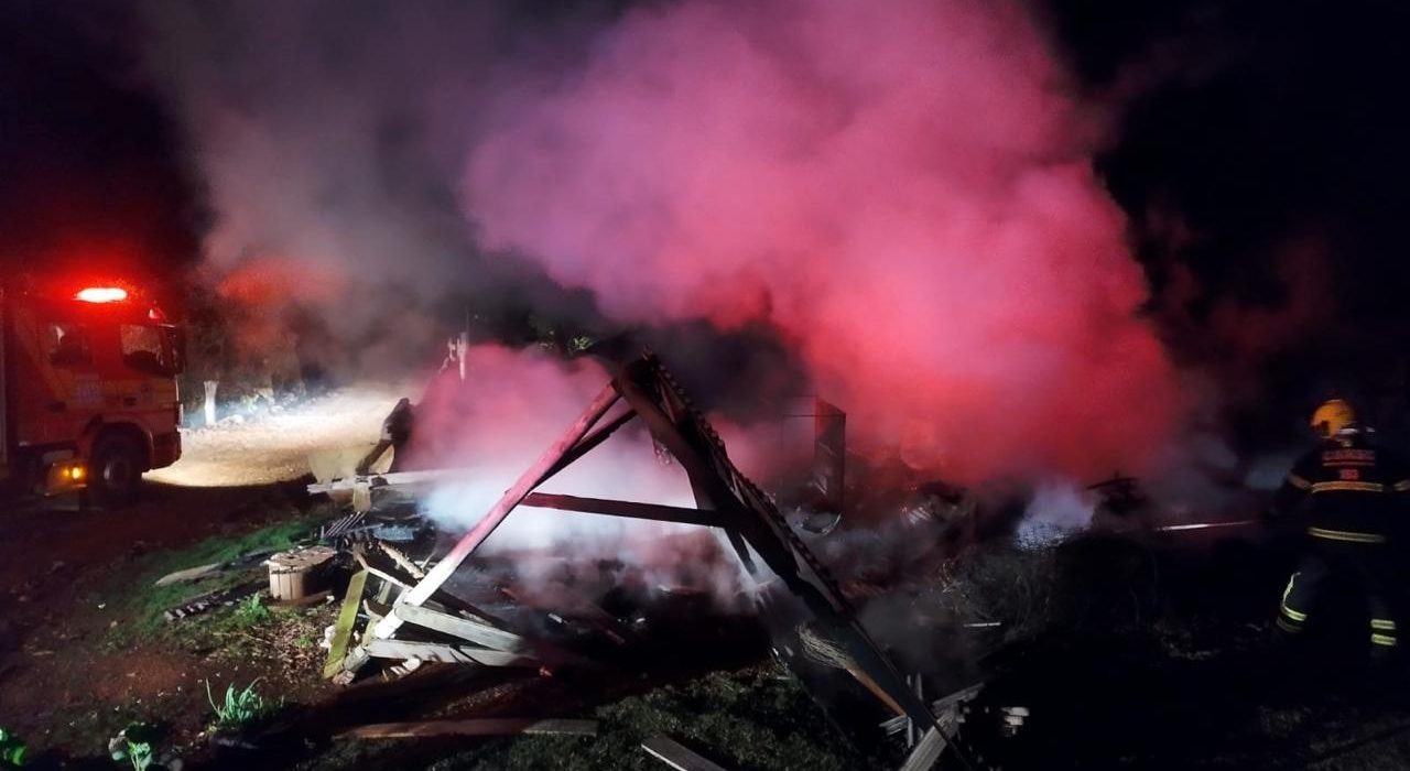 Galpão ficou destruído pelas chamas - Fotos Corpo de Bombeiros