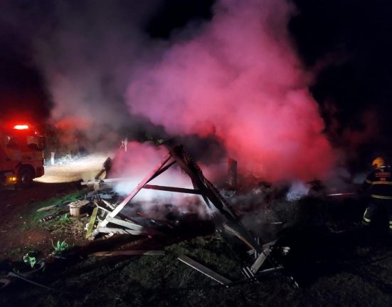Galpão ficou destruído pelas chamas - Fotos Corpo de Bombeiros