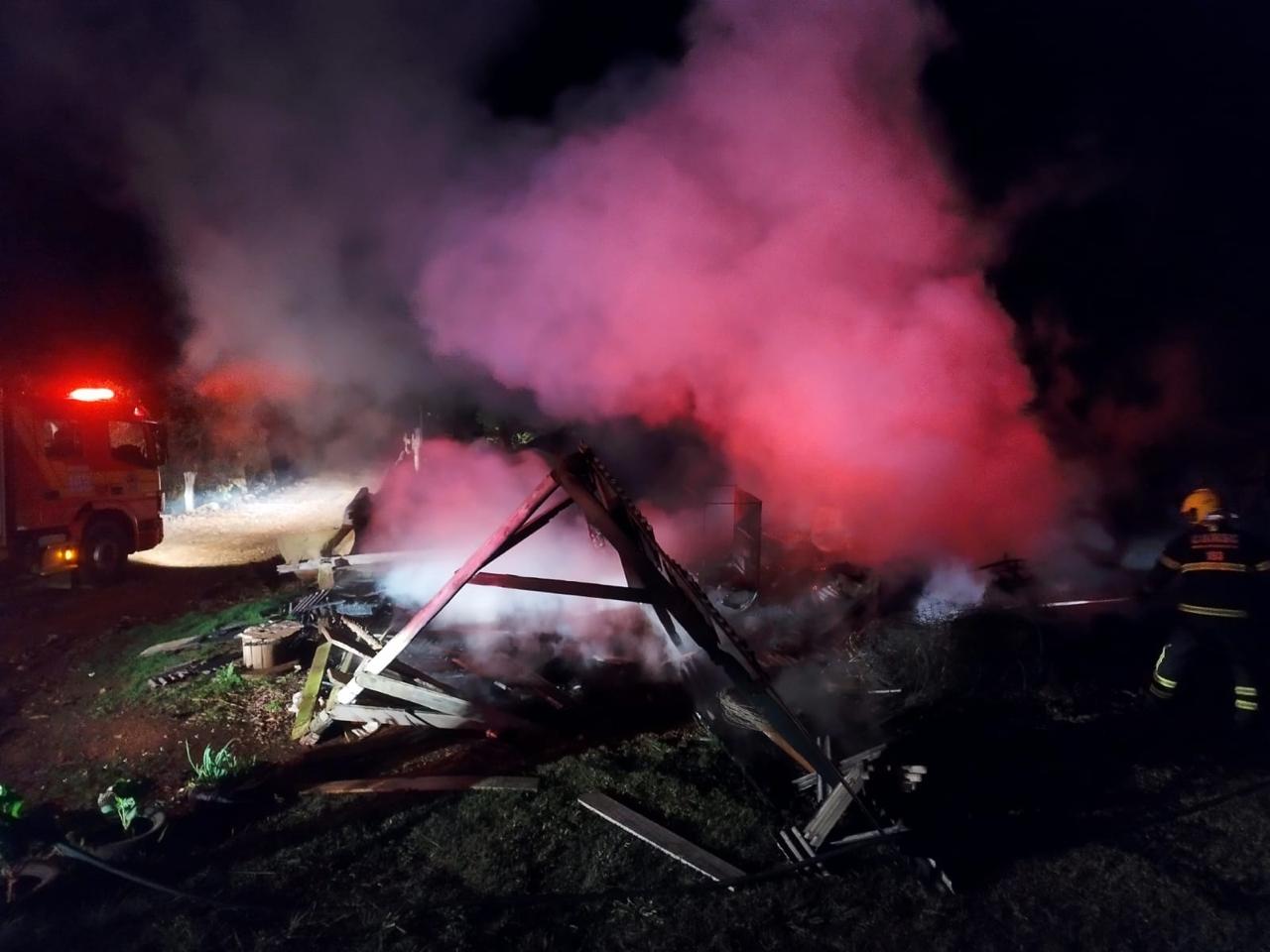 Galpão ficou destruído pelas chamas - Fotos Corpo de Bombeiros