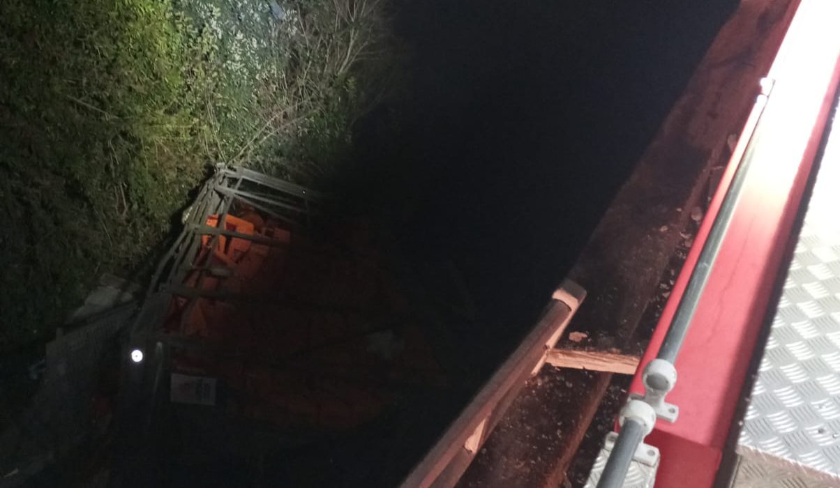 Motorista fica ferido após saída de pista com caminhão na SC-283