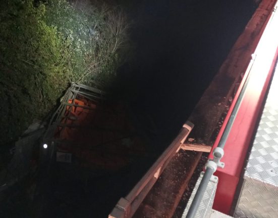 Motorista fica ferido após saída de pista com caminhão na SC-283