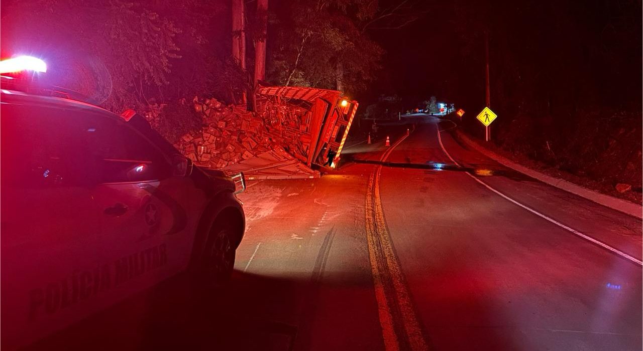 Caminhão tomba na SC-305 em São Lourenço do Oeste