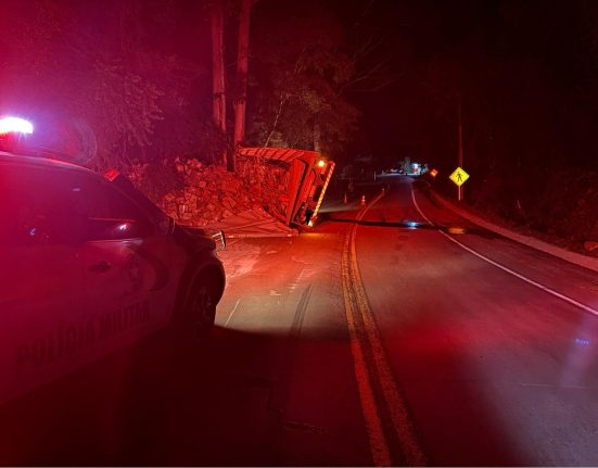 Caminhão tomba na SC-305 em São Lourenço do Oeste