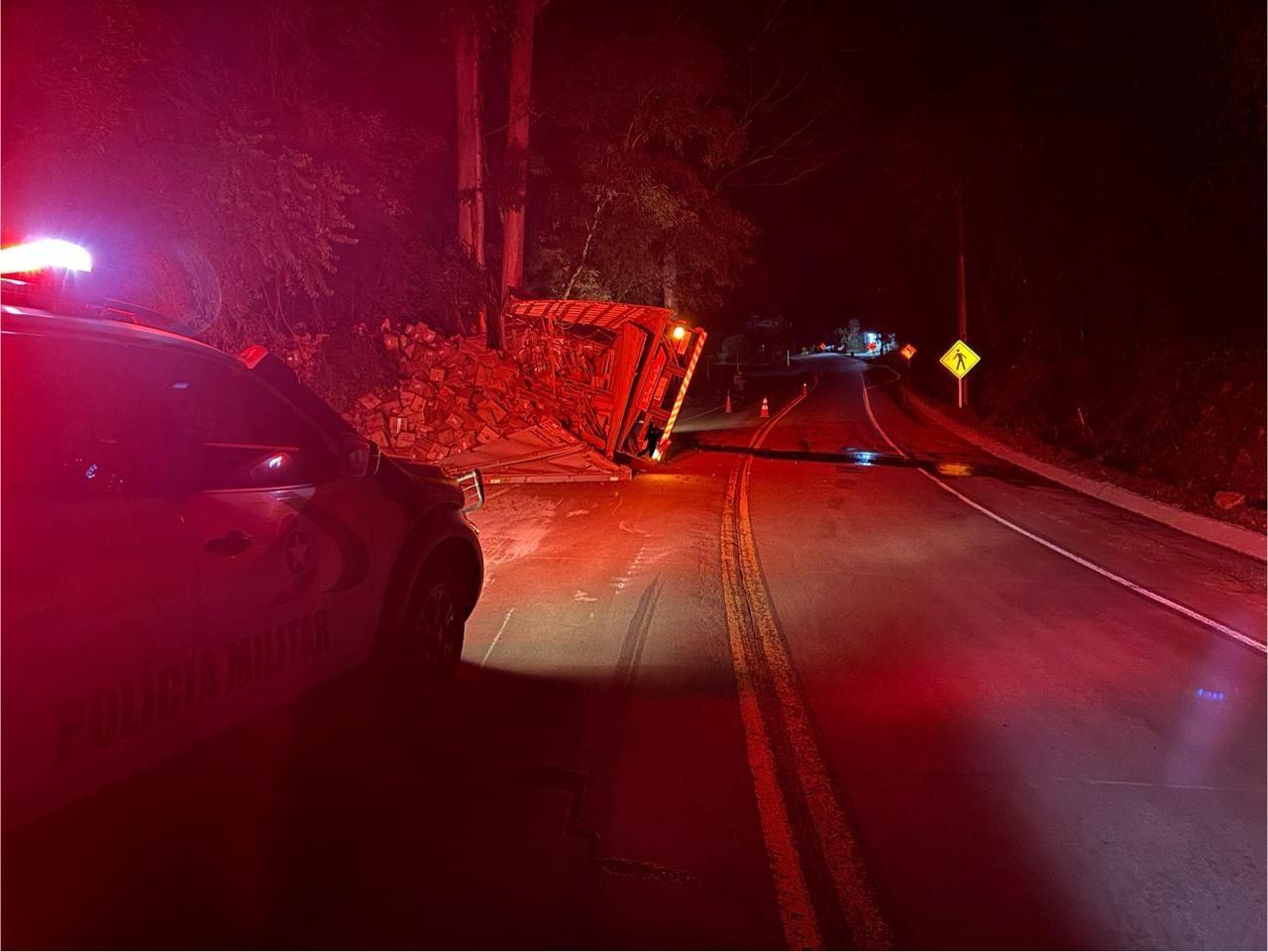 Caminhão tomba na SC-305 em São Lourenço do Oeste